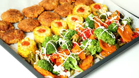albóndigas al horno y verduras asadas