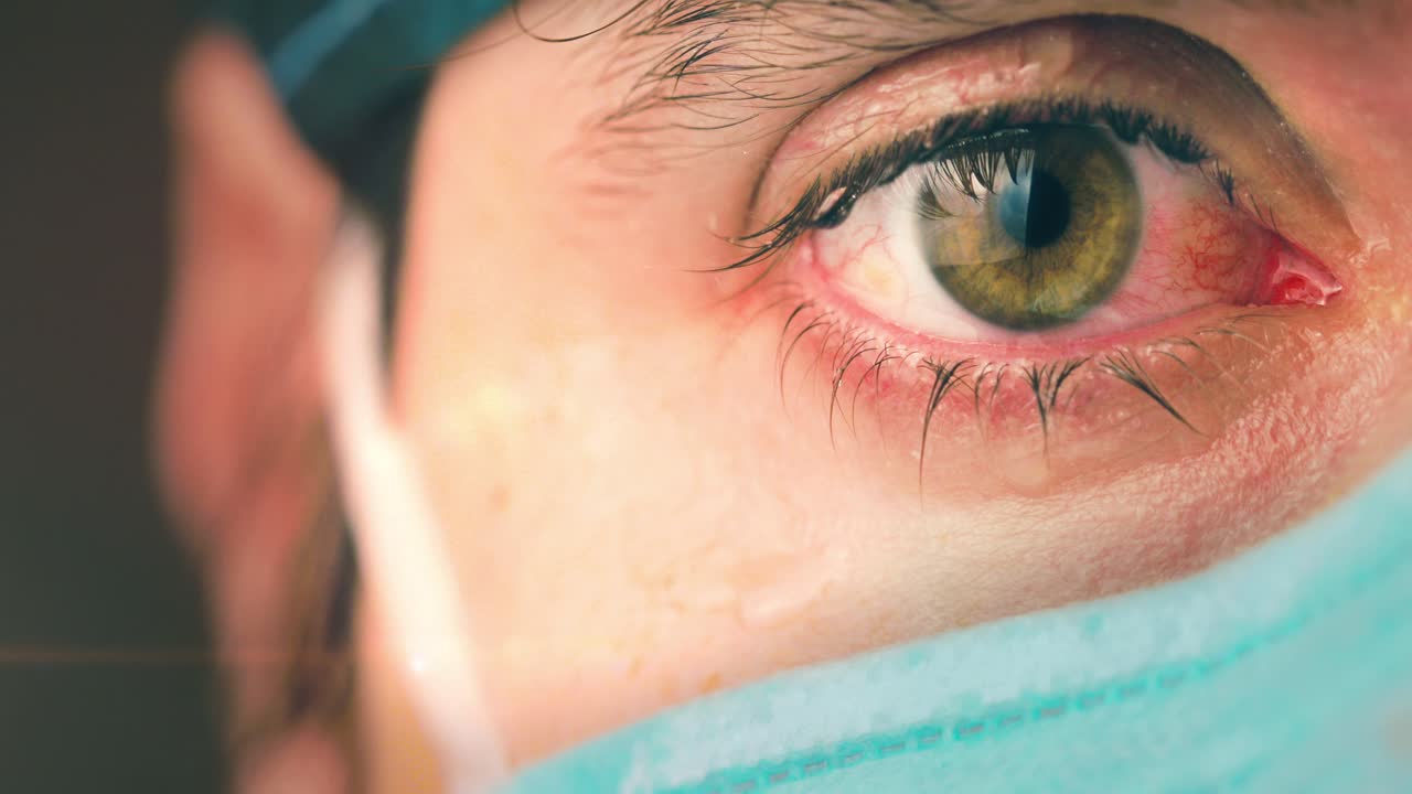 el ojo del médico llorando con la máscara después del agotamiento