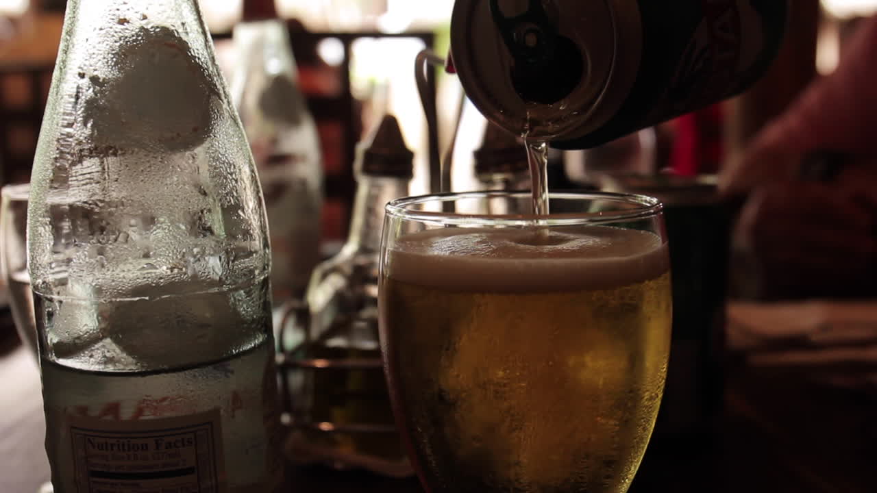 la cerveza se vierte en un vaso