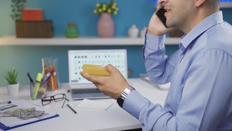 Empresario-De-Comercio-Electrónico-Hablando-Por-Teléfono.-Orden.