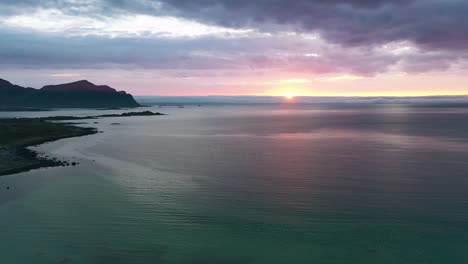 Puesta-De-Sol-En-Las-Islas-Lofoten-A-Finales-Del-Verano