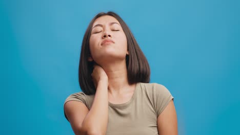 mujer con dolor de cuello