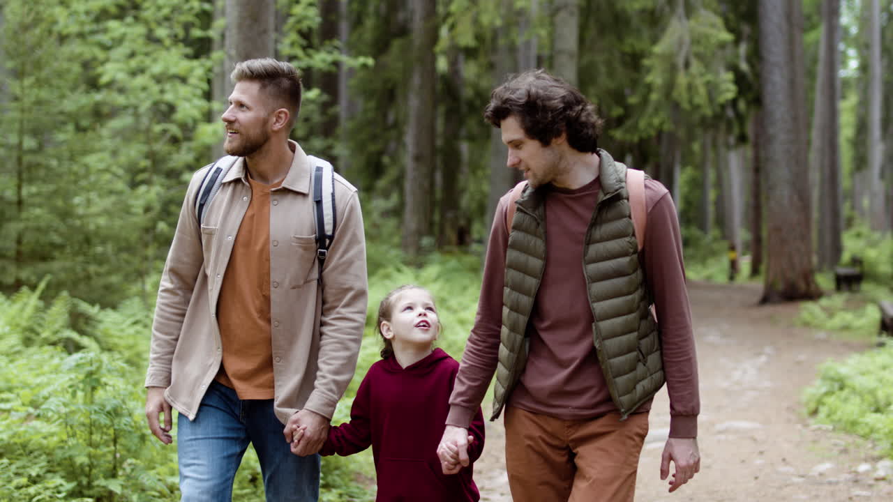 Famiglia che cammina nella foresta
