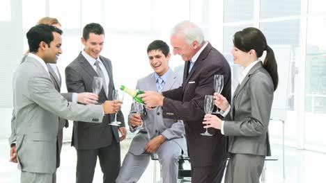 Alto-Directivo-Y-Su-Equipo-De-Negocios-Celebrando-La-Navidad-En-El-Cargo-Con-Champán.