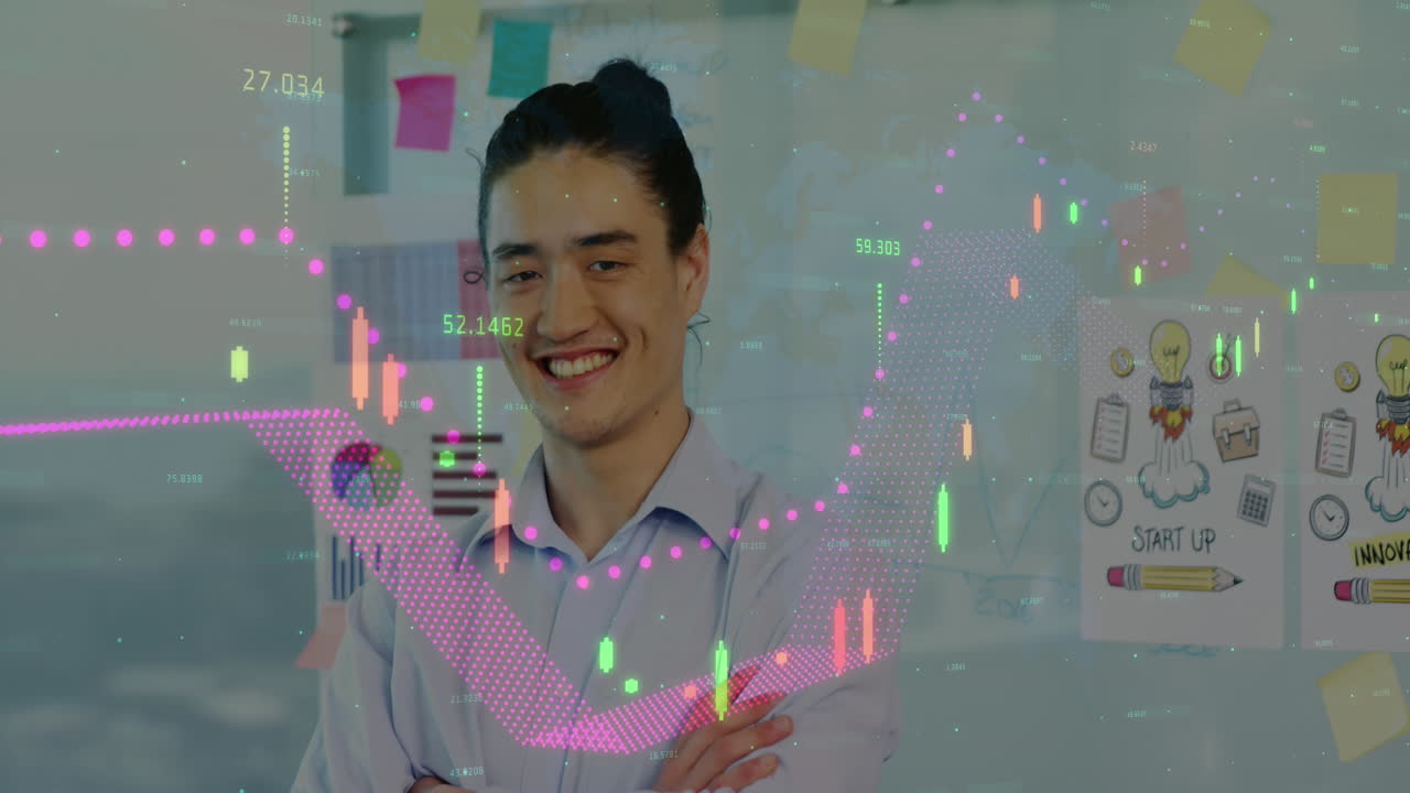 animación de gráficos sobre un hombre asiático sonriente de pie con los brazos cruzados contra los informes y garabates en la pared