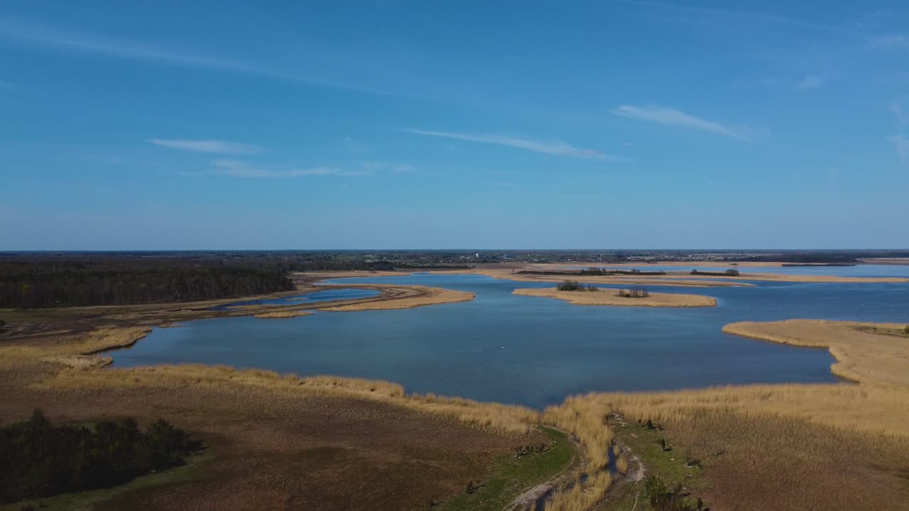 exploración del lago de la isla de hiiumaa: video aéreo de drones - 4k