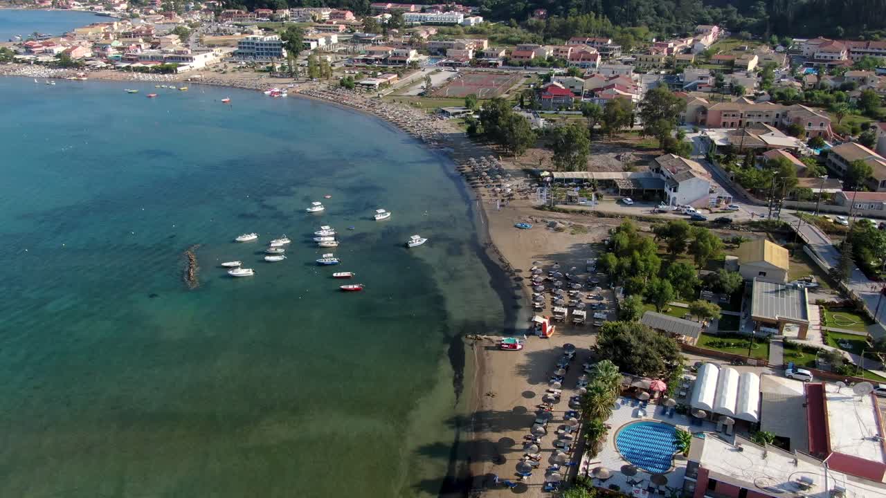 vista aérea de drones de la puesta de sol en la playa doble de porto timoni en la isla de corfú, grecia