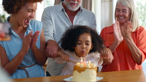 Papa-Macht-Ein-Foto,-Während-Die-Familie-Aus-Mehreren-Generationen-Zu-Hause-Den-Geburtstag-Der-Enkelin-Mit-Kuchen-Feiert