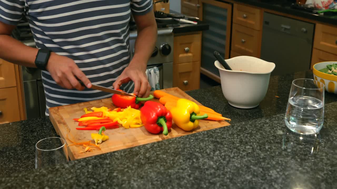 hombre cortando verduras en la cocina 4k