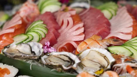 primer plano de un colorido surtido de sushi y sashimi