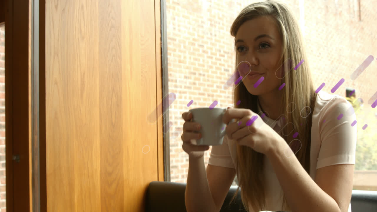 Animación de formas sobre una empresaria caucásica bebiendo café