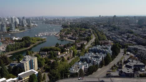 Antenne-Halten-über-300-Ft-über-Granville-Island-Bewohner-Des-Falschen-Baches-An-Heißen-Sommertagen-Mit-Blick-Auf-Niedrige-Häuser-Am-Wasser-Stadthäuser-überbrückt-In-Luxus-Eigentumswohnungen-Geschäftsbüros-Tote-Stille-Boat2-2