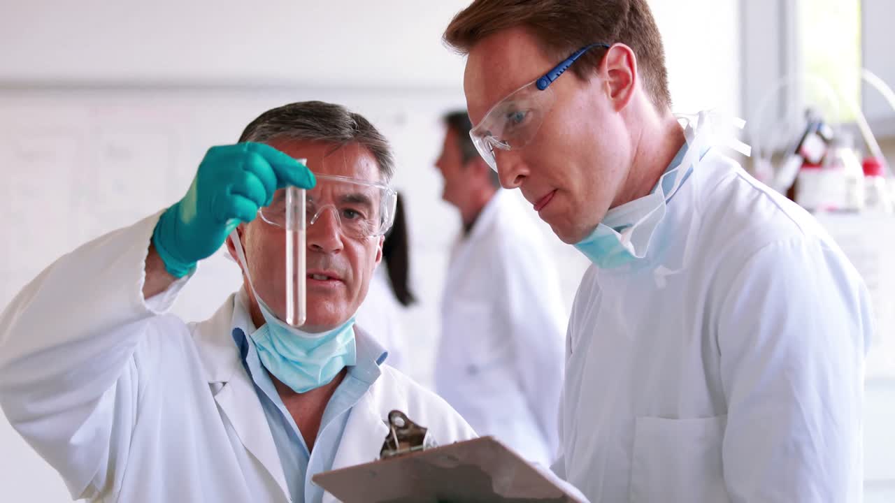 científicos haciendo un experimento químico