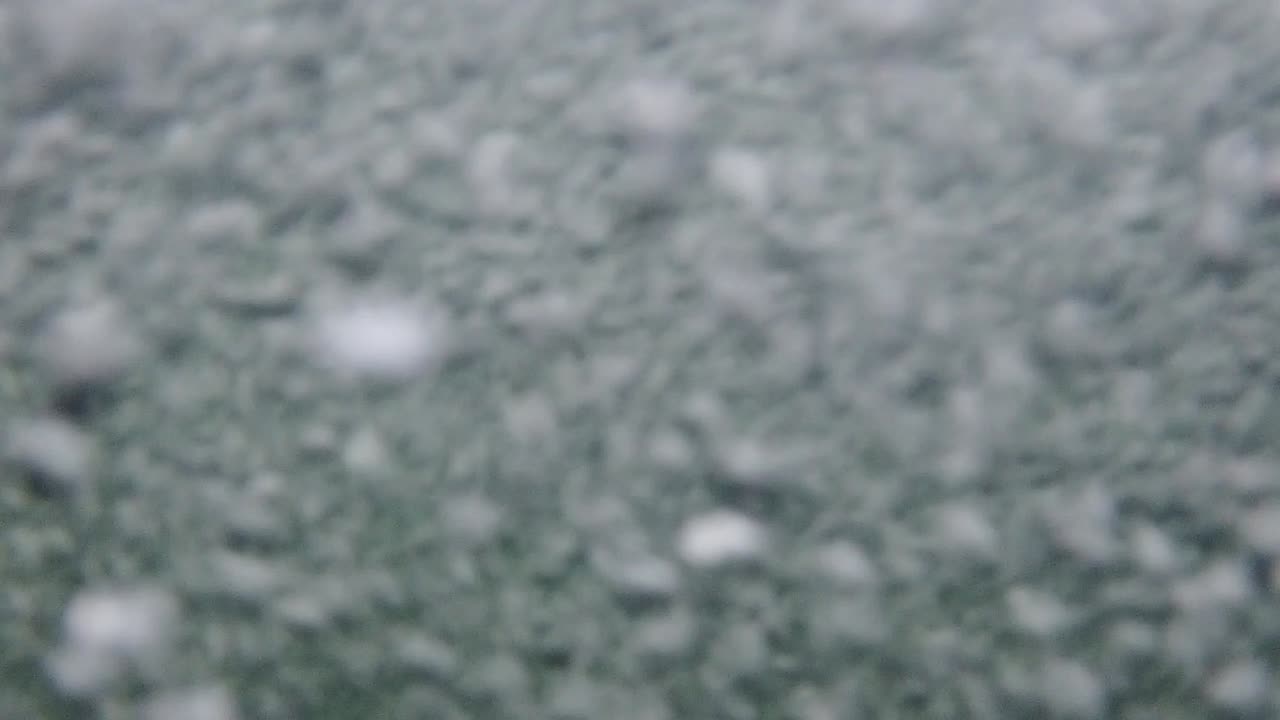 동요된 강의 놀라운 기포