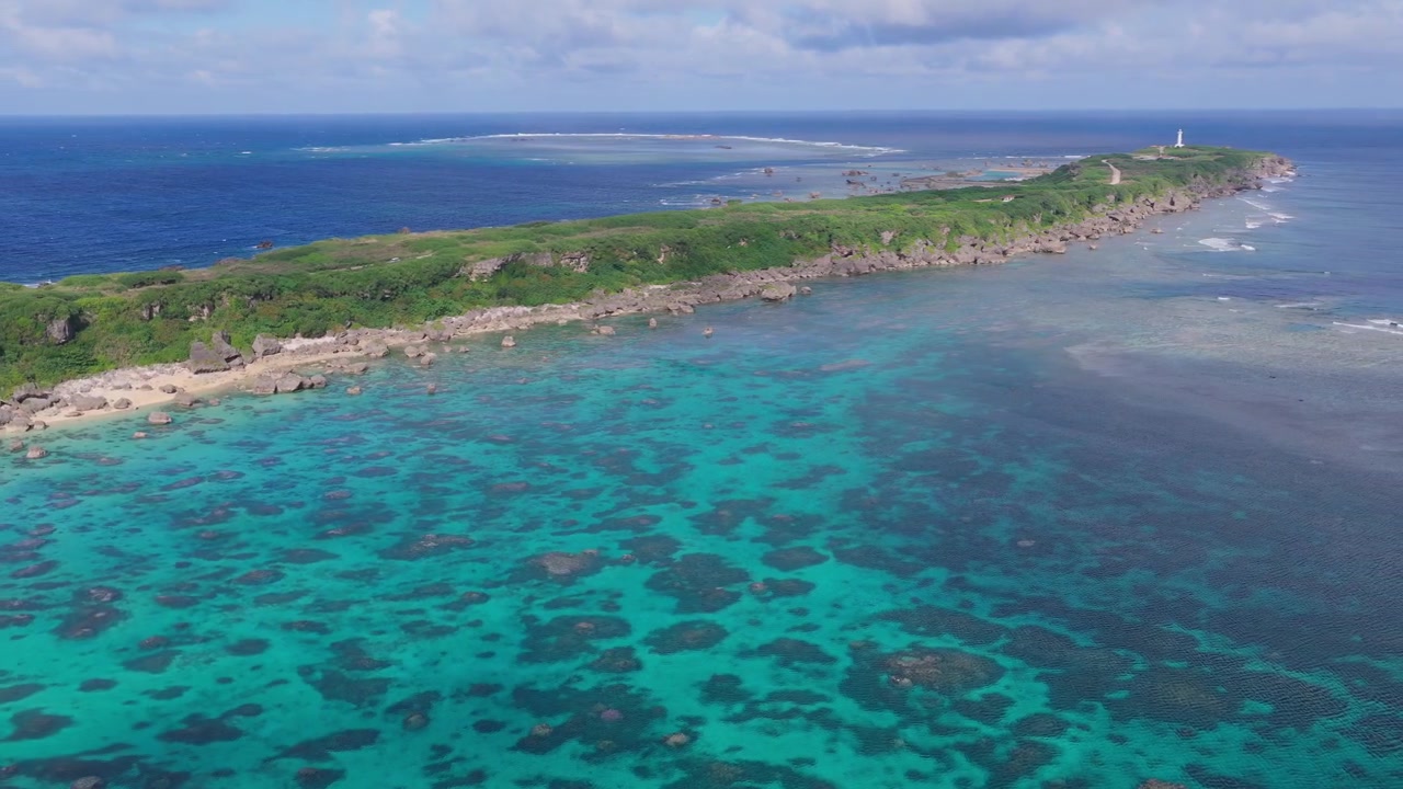 Riprese aeree orizzontali con carrello a destra sopra il faro di Hennasaki, la spiaggia di Maibah e la costa turchese delimitata dalla barriera corallina di Miyakojima, Okinawa, Giappone