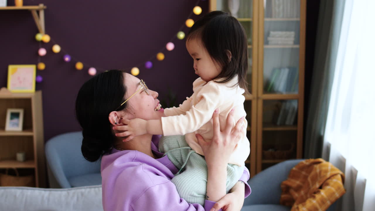 アジアの母親が赤ちゃんを抱きしめている