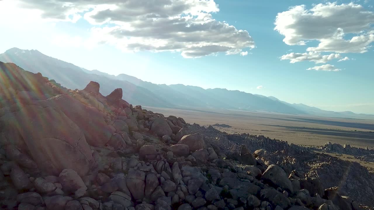 impresionante vista aérea de drones en las colinas de alabama y el valle del desierto bajo la luz del sol con bengalas solares, california, ee.uu.