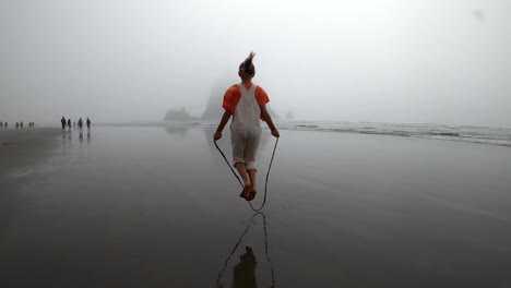 Mädchen-Springen-Seil-Am-Strand-In-Oregon