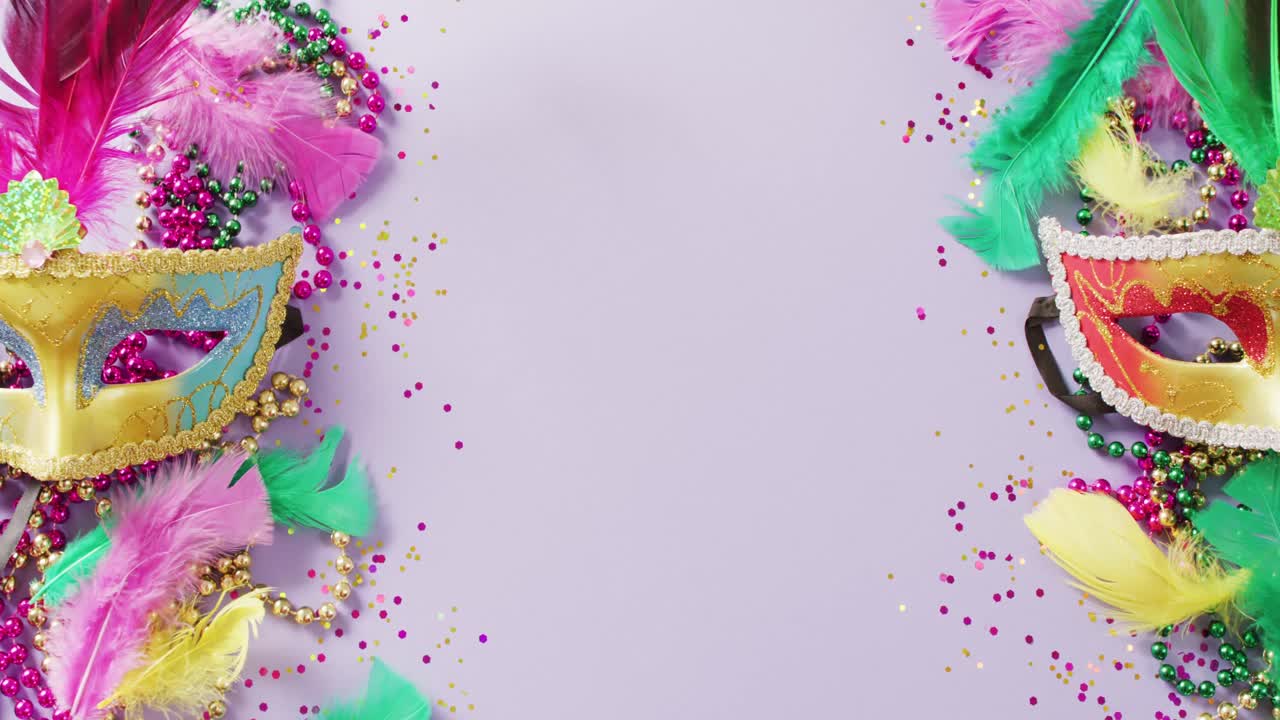 video de máscaras de mascarada de carnaval, plumas, confeti y cuentas de mardi gras, con espacio de copia central