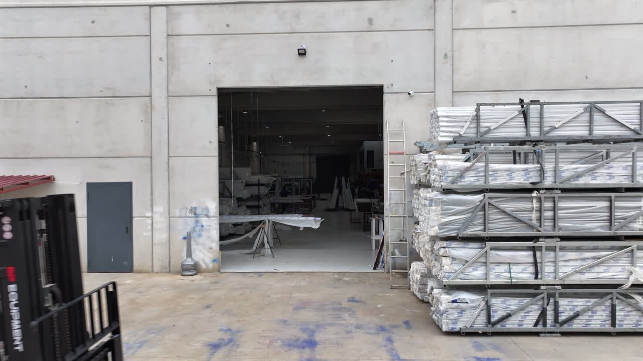 elevador de horquilla que mueve marcos de pvc en las instalaciones de producción