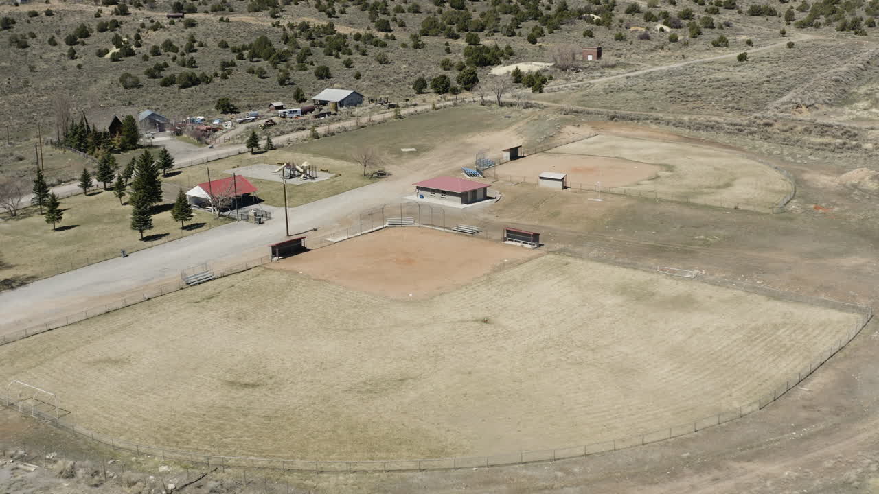empujar en vista aérea del antiguo campo de béisbol ahora abandonado hace mucho tiempo en eureka, utah