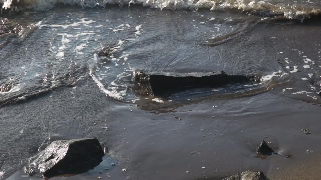 una pequeña piedra que fue golpeada por una pequeña ola de mar
