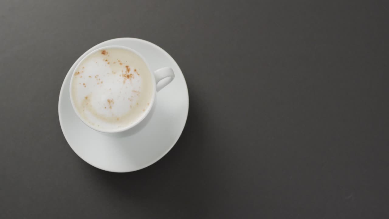 검은색 배경 에 우유 를 넣은  ⁇ 색 커피 컵 의 비디오