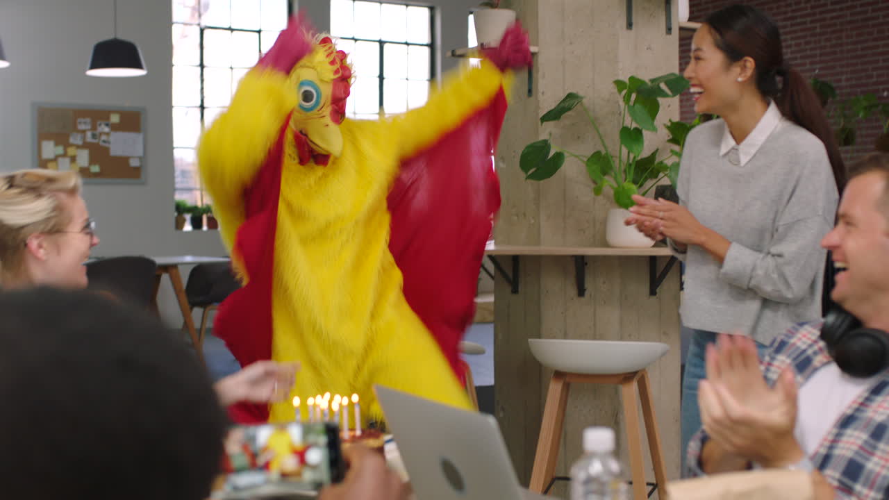 fiesta, baile y gallina con un equipo de negocios