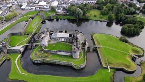 vista aérea del castillo de caerphilly, reino unido en un día soleado de verano