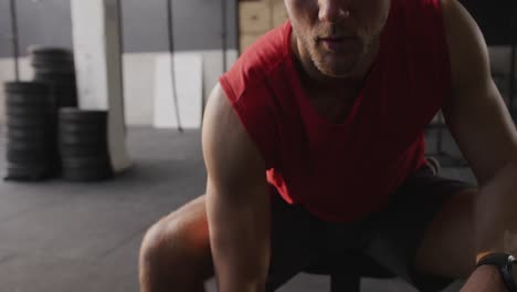 entrenamiento cruzado en un gimnasio