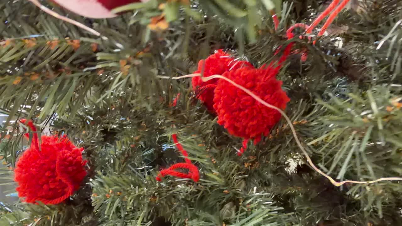 Vista aproximada de uma Árvore de Natal Decorada com Enfeites Festivos