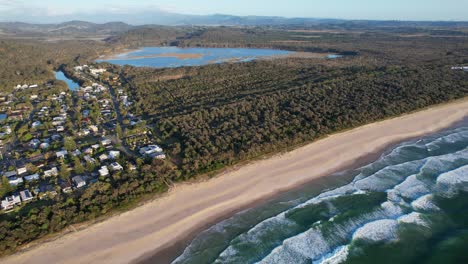 Paisaje-Tranquilo-En-La-Playa-De-Cabarita-En-Nueva-Gales-Del-Sur,-Australia---Disparo-Aéreo-De-Drones