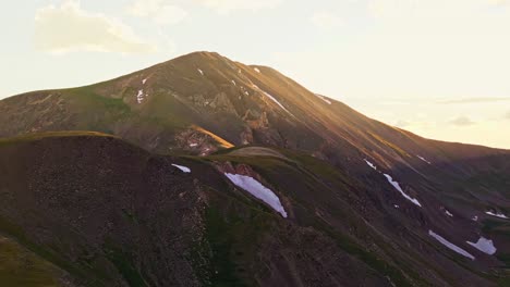 Sonnenlicht-Beleuchtet-Die-Bergkette-Aus-Dem-Schatten-Unten