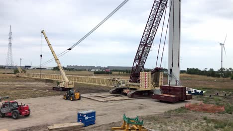 Menschen-Installieren-Eine-Neue-Windkraftanlage-In-Lommel,-Belgien