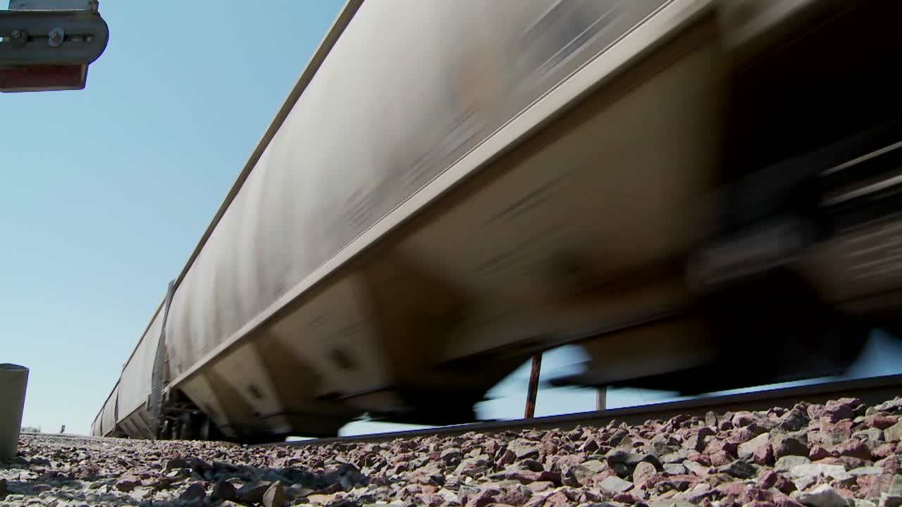 전경 2에서 노반을 통과하는 기차의 낮은 각도