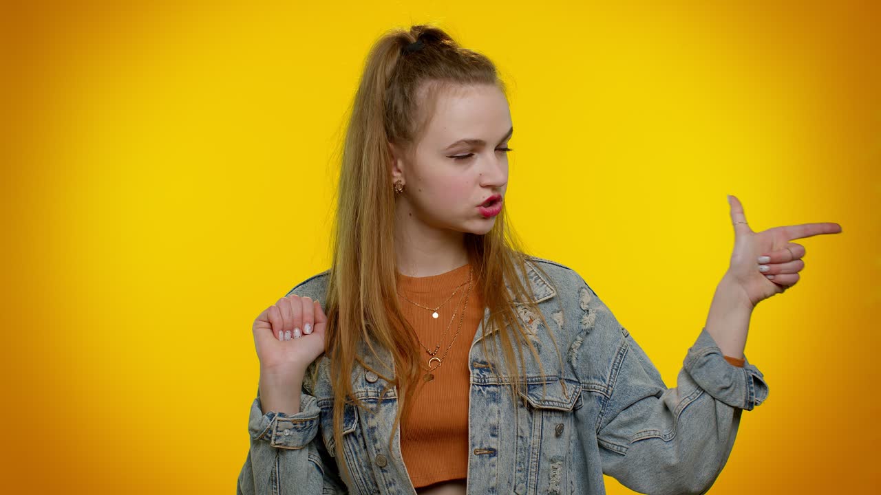 chica apuntando con el dedo el gesto de la pistola, pareciendo confiada, haciendo una elección, disparando matando