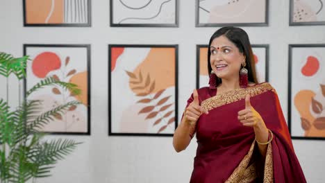Indian-woman-pointing-left-for-product-placement