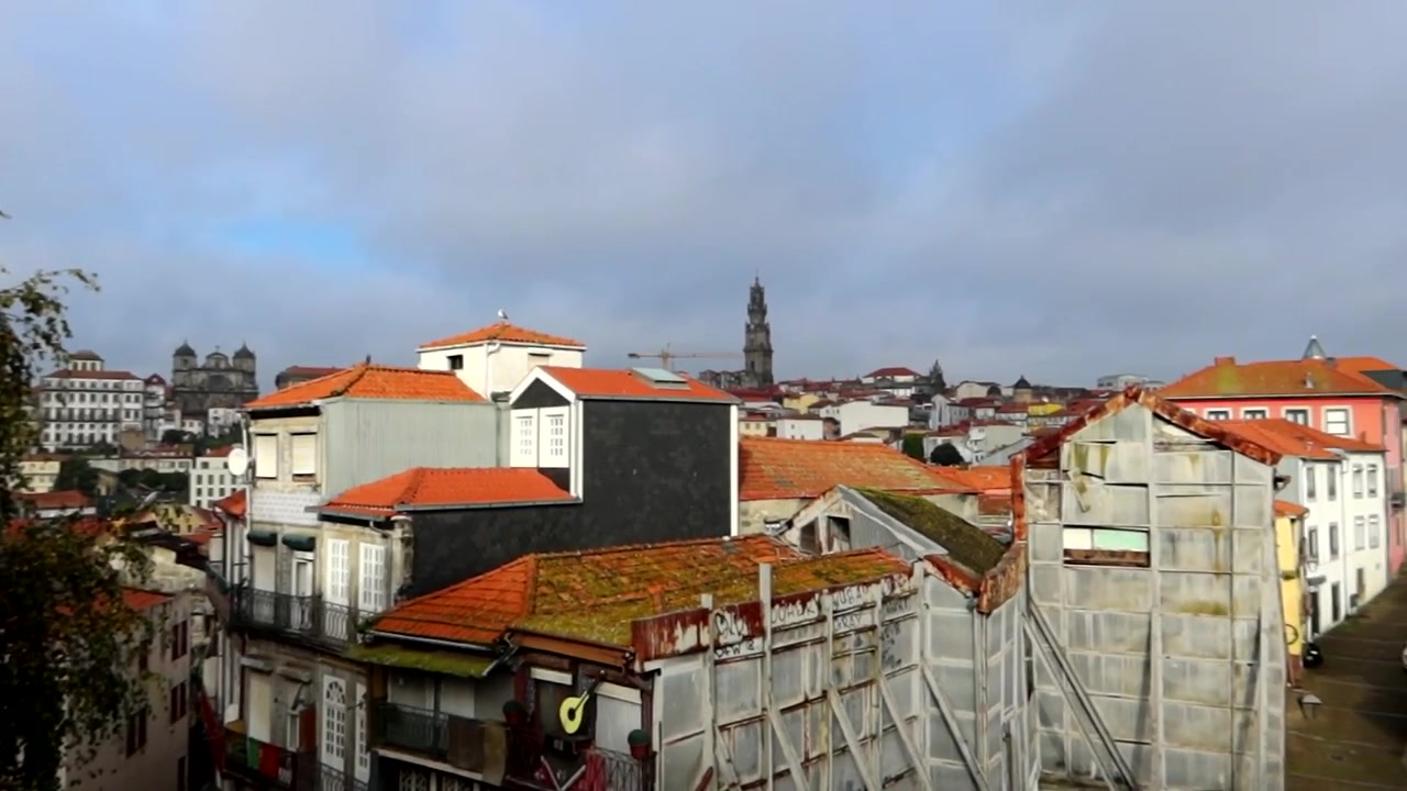 Edifici in fase di restauro con la Torre dei Chierici e la Chiesa del Carmelo sullo sfondo, Porto
