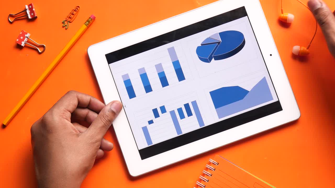 persona analizando datos en una tableta