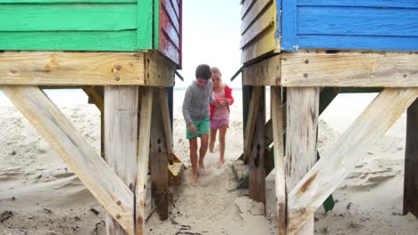 Kinder-Laufen-Durch-Strandhütte