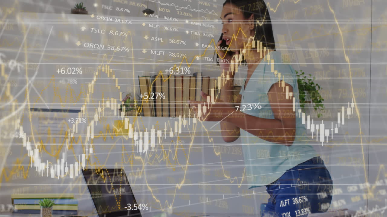animación del procesamiento de datos financieros sobre una mujer de negocios biracial que usa un teléfono inteligente