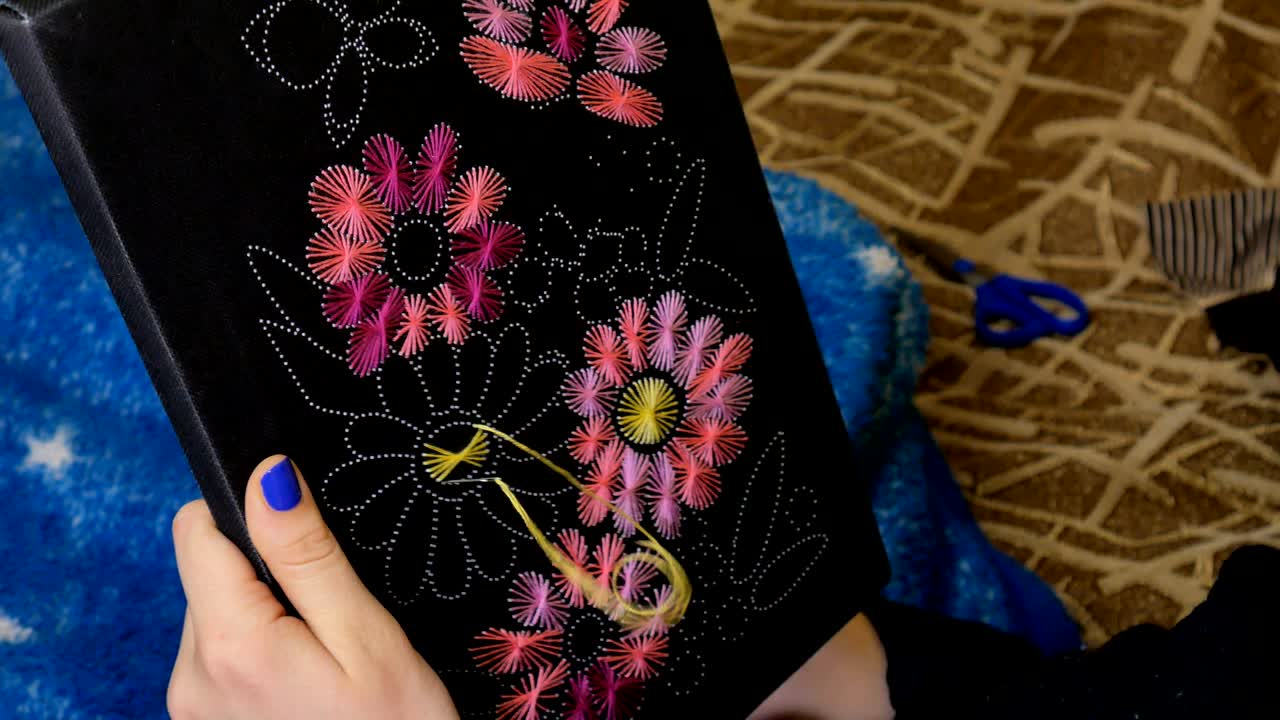 la chica está bordando flores de cerca.