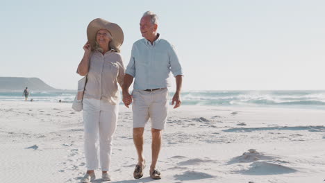 Älteres-Paar-Spaziert-Im-Sommerurlaub-Am-Wunderschönen-Sandstrand-Entlang