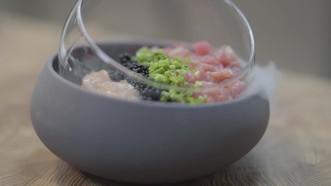 토나, 연어 조각, 블랙베리, 초록색과 건조한 얼음으로 놀라운 맛있는 요리를 클로-업합니다.