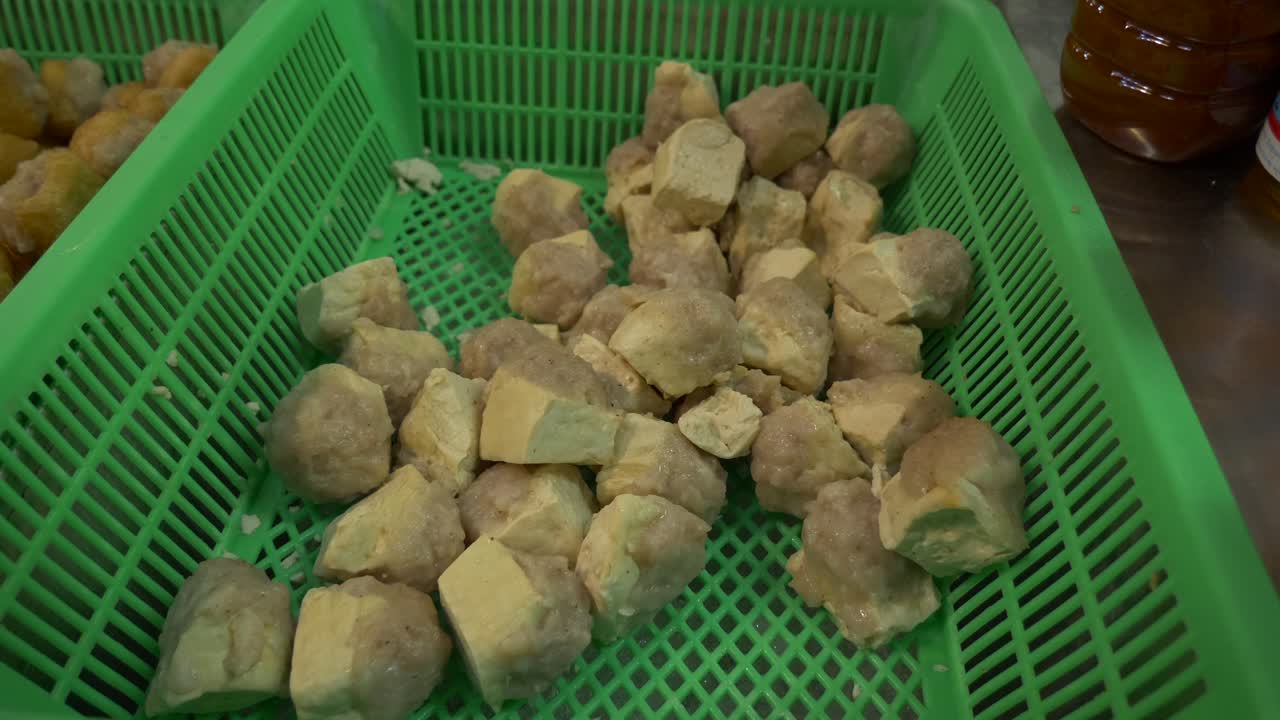 tofu relleno chino con cocina de carne de cerdo en el mercado de comida callejera