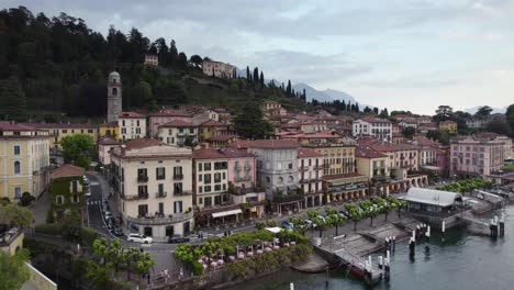 Aerial-push-in-on-lakeside-Bellagio-promenade,-Lake-Como,-Italy