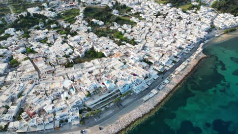 Imágenes-Aéreas-De-La-Ciudad-De-Parikia-En-La-Isla-De-Paros,-Una-De-Las-Muchas-Islas-Cícladas-En-El-Mar-Egeo.