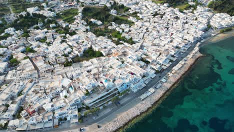 fotografía aérea de la ciudad de parikia en la isla de paros, una de las muchas islas de las cícladas en el mar egeo