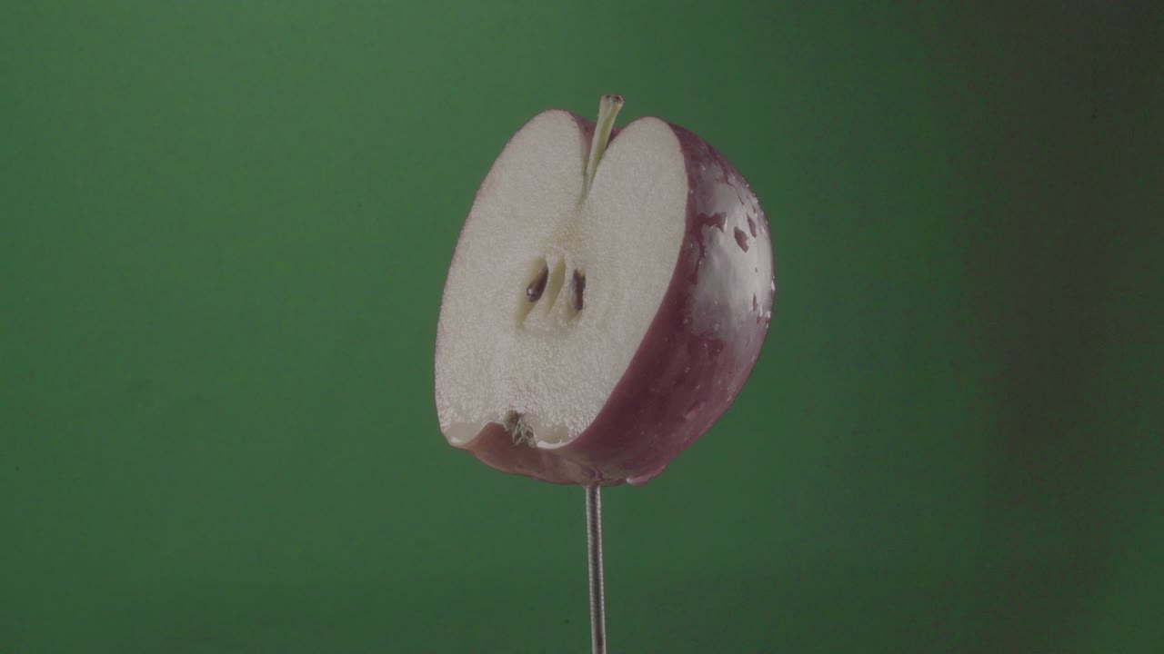 크로마 키를 위해 녹색 화면에 루프와 함께 사과를 회전