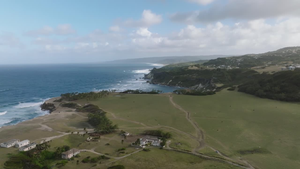 llanuras de dunas costeras de la bahía de cove st. lucy barbados, panorámica aérea
